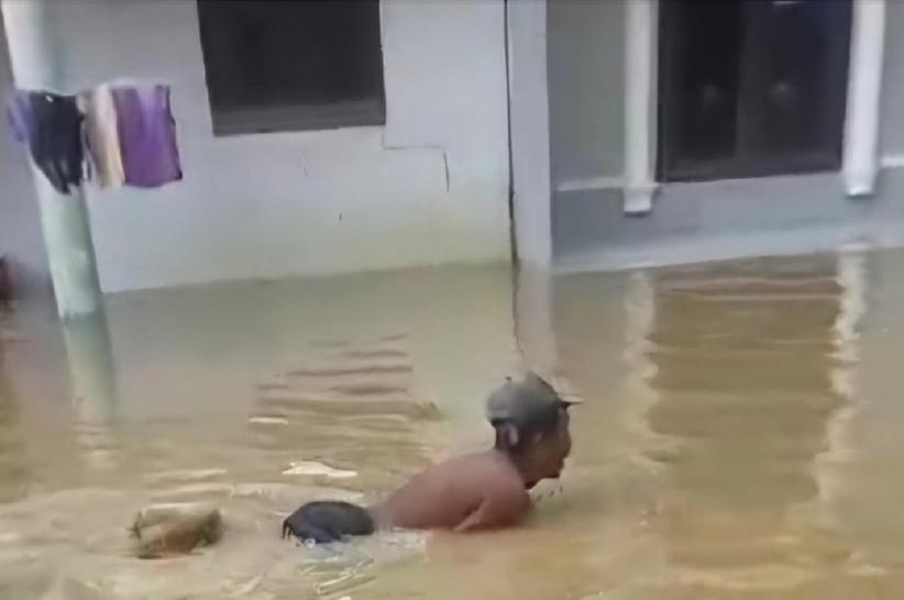 Viral Aksi Pria di Sampang Berenang di Banjir, Warganet: Masa Kecil Kurang Bahagia
