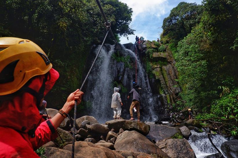 Ekspedisi Ekstrem! Meluncur di Atas Batu Curam Air Terjun Lembanna - Bagian 4