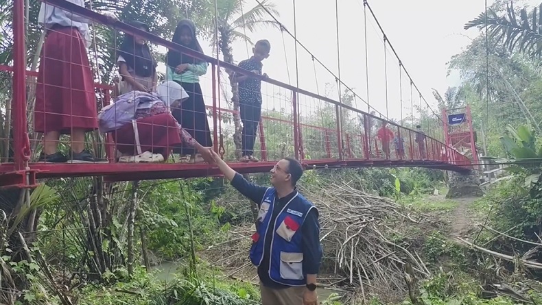 Anies Resmikan Jembatan Titian Persatuan di Pandeglang, Penghubung Kampung dengan Desa
