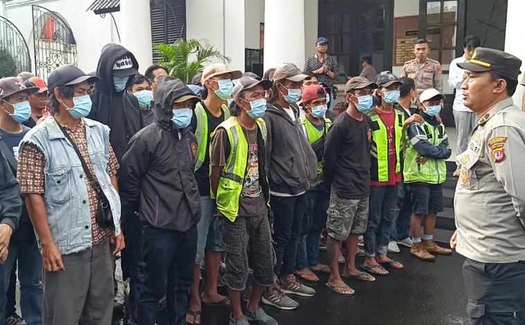 Polisi Tangkap 75 Preman di Bandung, Peras Pedagang Pasar hingga Getok Tarif