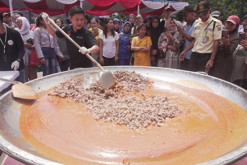 Masak Besar Bareng Bobon Santoso, 1.000 Porsi Rendang Dibagikan untuk Warga Rusun Marunda - Bagian 2