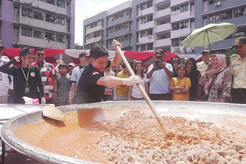 Masak Besar Bareng Bobon Santoso, 1.000 Porsi Rendang Dibagikan untuk Warga Rusun Marunda - Bagian 1