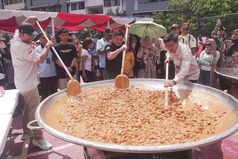 Masak Besar Bareng Bobon Santoso, 1.000 Porsi Rendang Dibagikan untuk Warga Rusun Marunda - Bagian 4
