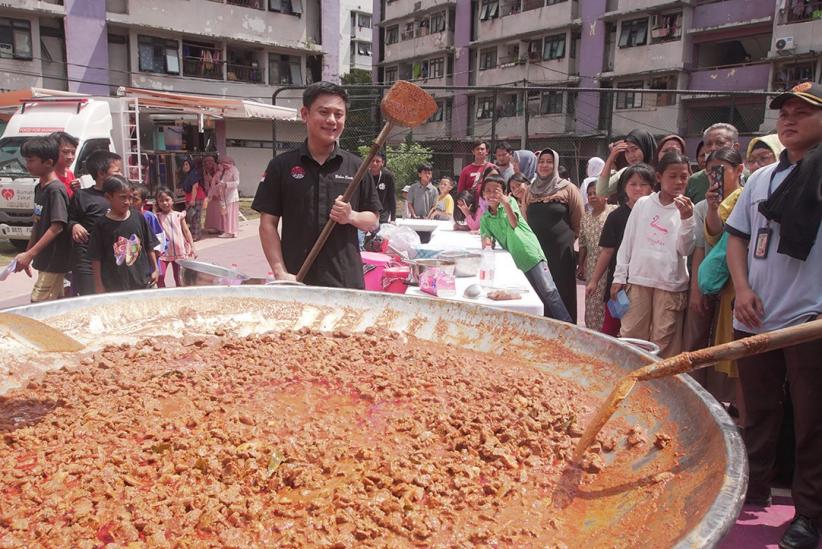 Masak Besar Bareng Bobon Santoso, 1.000 Porsi Rendang Dibagikan untuk Warga Rusun Marunda - Bagian 3