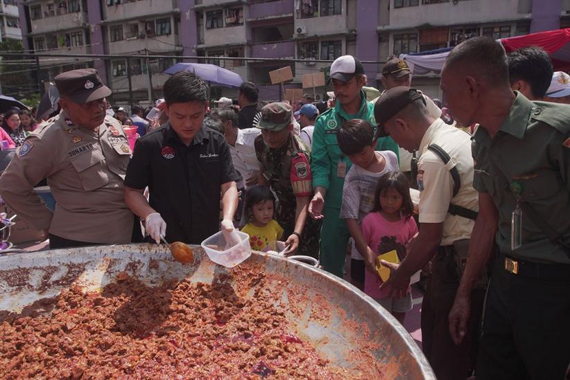 Masak Besar Bareng Bobon Santoso, 1.000 Porsi Rendang Dibagikan untuk Warga Rusun Marunda - Bagian 5