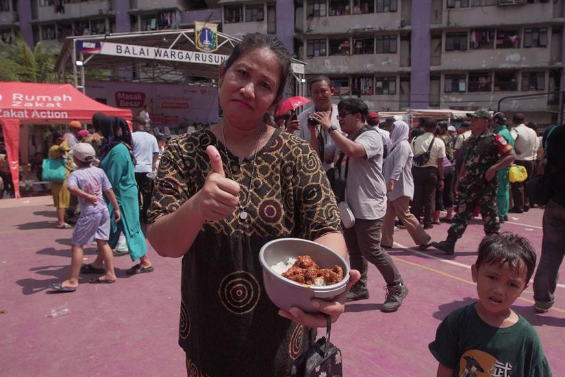Masak Besar Bareng Bobon Santoso, 1.000 Porsi Rendang Dibagikan untuk Warga Rusun Marunda - Bagian 6