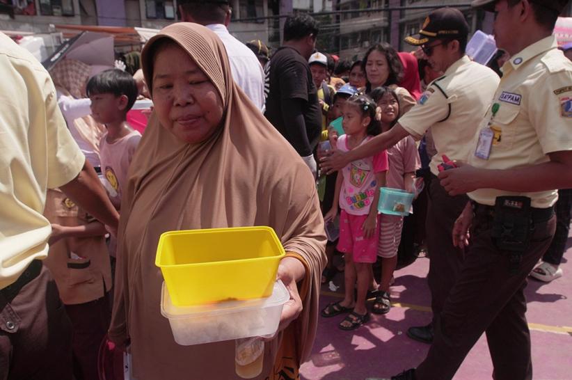 Masak Besar Bareng Bobon Santoso, 1.000 Porsi Rendang Dibagikan untuk Warga Rusun Marunda - Bagian 7