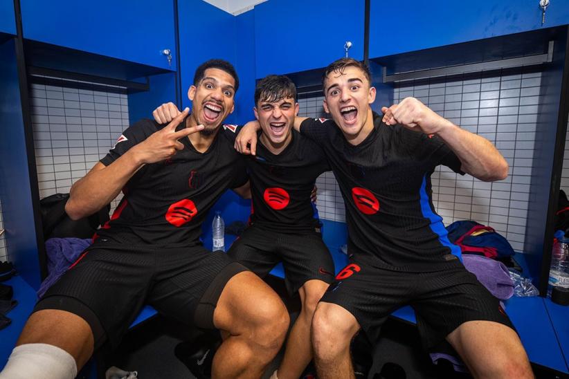 Barcelona Juara La Liga! Hansi Flick Diarak Pemain di Ruang Ganti - Bagian 4