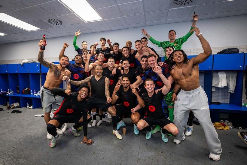 Barcelona Juara La Liga! Hansi Flick Diarak Pemain di Ruang Ganti - Bagian 2