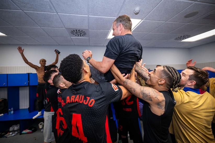 Barcelona Juara La Liga! Hansi Flick Diarak Pemain di Ruang Ganti - Bagian 1