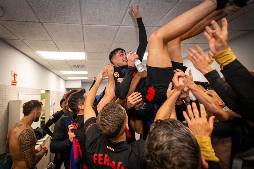 Barcelona Juara La Liga! Hansi Flick Diarak Pemain di Ruang Ganti - Bagian 3