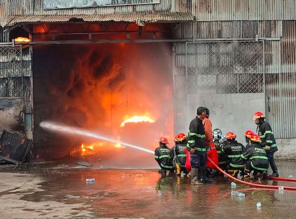 Kebakaran Hebat Pabrik Karet di Padang, Ratusan Warga Dievakuasi