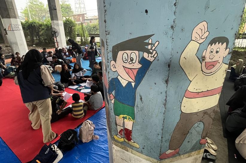 50 Warga Kolong Tol Rawa Bebek Dapat Beasiswa Pendidikan - Bagian 6