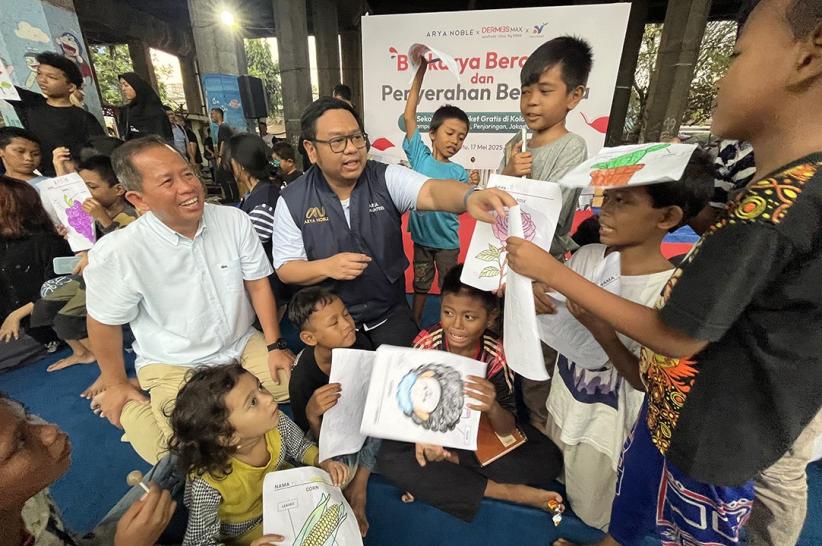 50 Warga Kolong Tol Rawa Bebek Dapat Beasiswa Pendidikan - Bagian 1