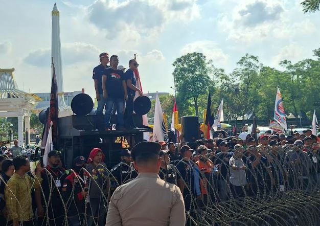 title Demo di Kantor Gubernur Jatim, Massa Ojol Sampaikan 5 Tuntutan soal Tarif Aplikasi Demo di Kantor Gubernur Jatim, Massa Ojol Sampaikan 5 Tuntutan soal Tarif Aplikasi