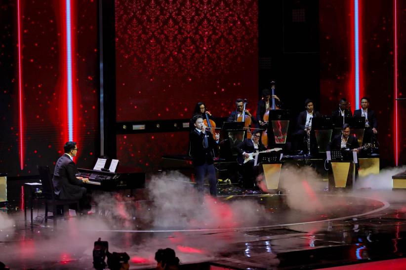 Fajar Noor Tampil Memukau Bawakan Lagu Ari Lasso di Grand Final Indonesian Idol - Bagian 4
