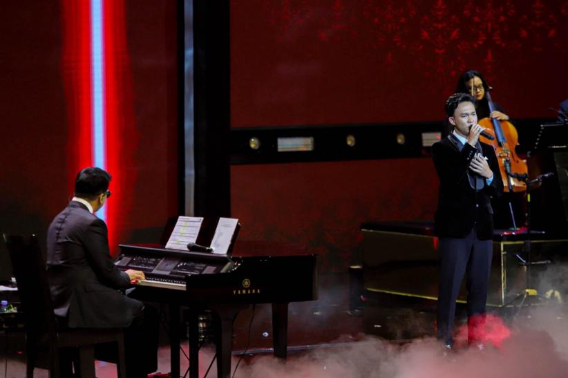 Fajar Noor Tampil Memukau Bawakan Lagu Ari Lasso di Grand Final Indonesian Idol - Bagian 5