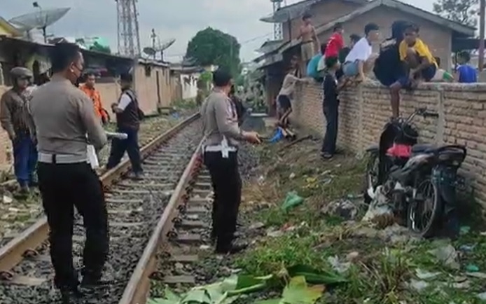 Tak Dengar Teriakan Warga, Pemotor Tewas Tertabrak Kereta Api Siantar Expres