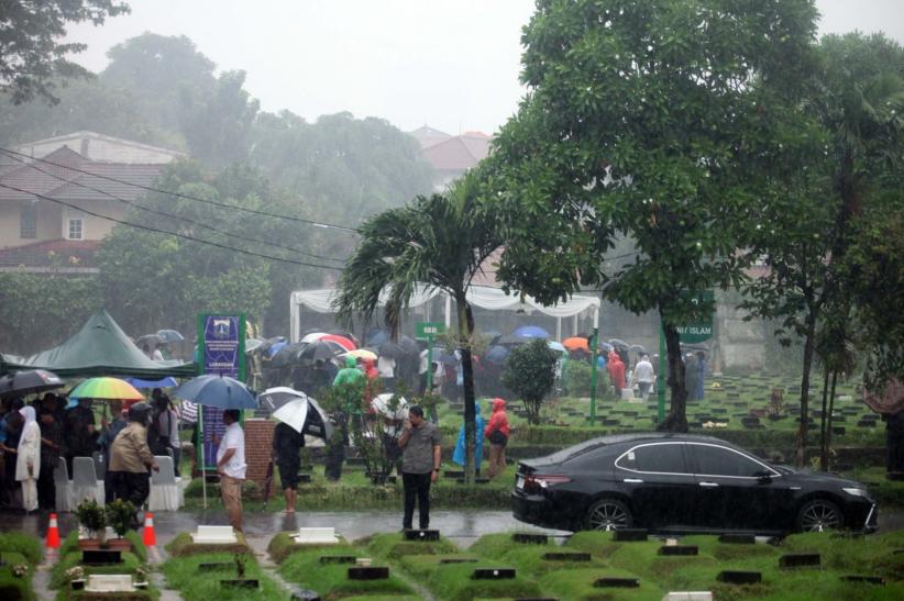 Suasana Haru Pemakaman Suami Najwa Shihab di Tengah Guyuran Hujan Deras - Bagian 4