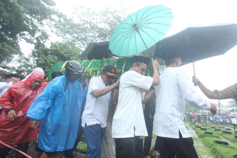 Suasana Haru Pemakaman Suami Najwa Shihab di Tengah Guyuran Hujan Deras - Bagian 2