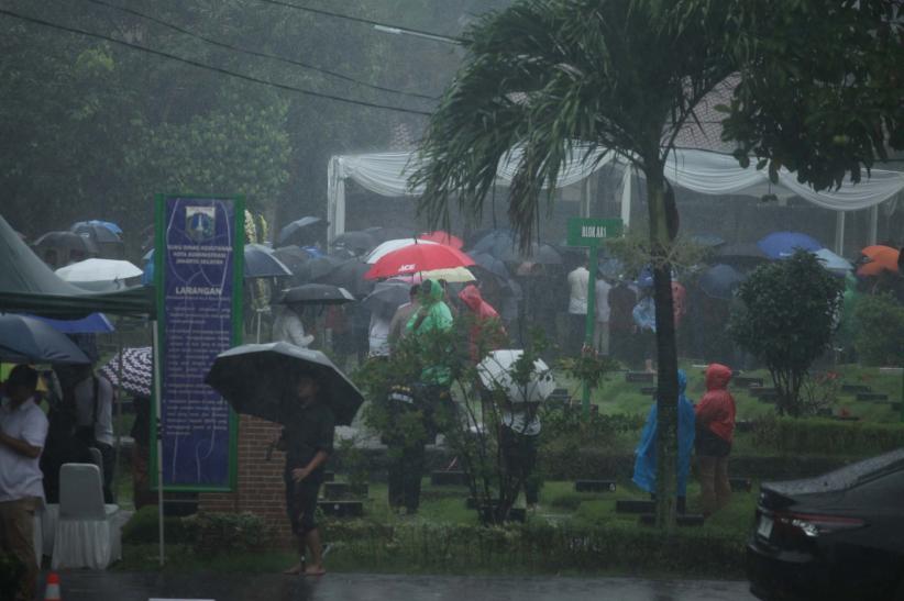 Suasana Haru Pemakaman Suami Najwa Shihab di Tengah Guyuran Hujan Deras - Bagian 5