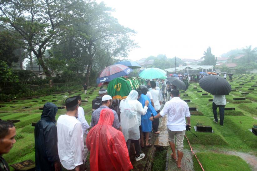 Suasana Haru Pemakaman Suami Najwa Shihab di Tengah Guyuran Hujan Deras - Bagian 3