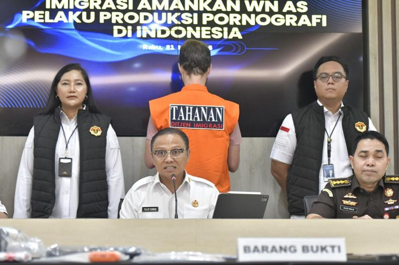 Tampang Bule Amerika Serikat Produksi Video Porno di Indonesia - Bagian 5