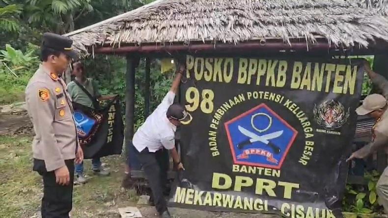 Petugas Gabungan Tertibkan Tulisan dan Atribut Ormas di Cisauk Banten