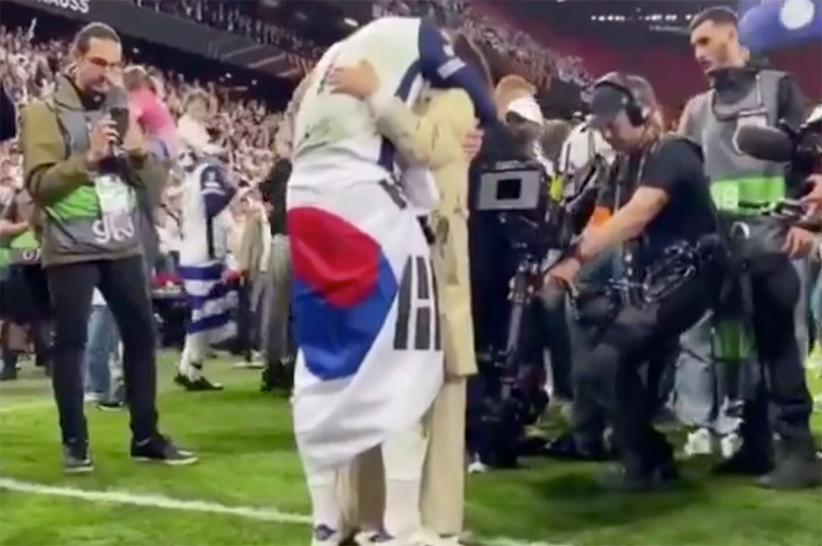 Momen Haru Son Heung-min Dipeluk Orang Tua usai Angkat Trofi Liga Europa - Bagian 2