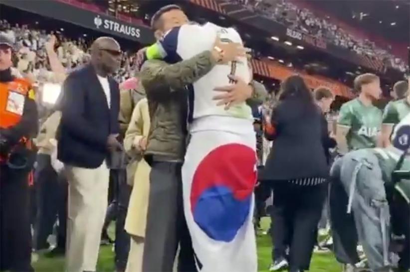 Momen Haru Son Heung-min Dipeluk Orang Tua usai Angkat Trofi Liga Europa - Bagian 1