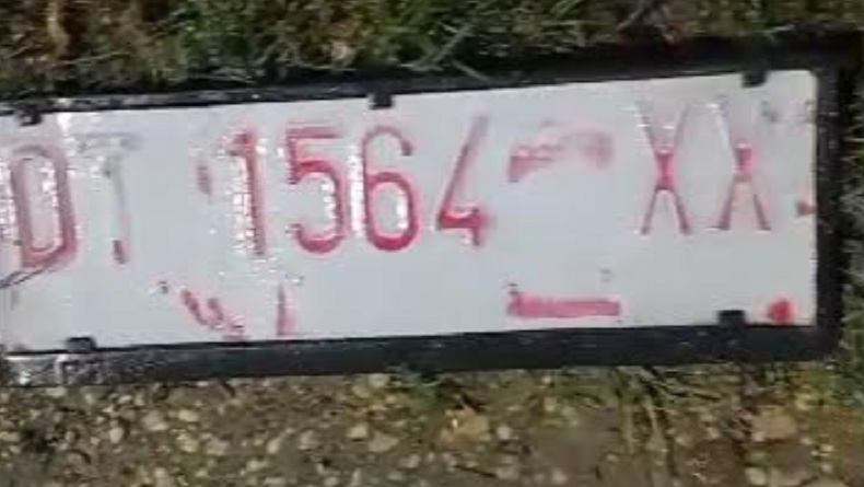 title Mobil Kabur Usai Tabrak Pemotor hingga Tewas di Kendari, Pelat Nomor Tertinggal di Lokasi Mobil Kabur Usai Tabrak Pemotor hingga Tewas di Kendari, Pelat Nomor Tertinggal di Lokasi