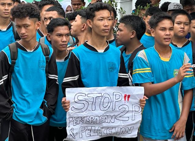 title Ratusan Pelajar SMK Negeri 1 Lubuklinggau Demo Tuntut Guru Olahraga Cabul Dipecat Ratusan Pelajar SMK Negeri 1 Lubuklinggau Demo Tuntut Guru Olahraga Cabul Dipecat