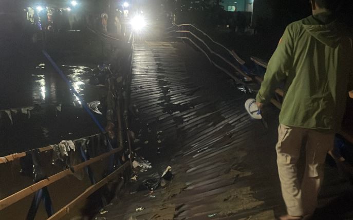 Detik-Detik Jembatan Apung Cijeruk Ambruk, 9 Motor Terjun ke Sungai Citarum