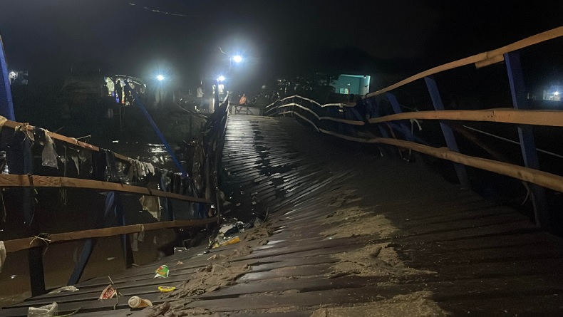 title Kesaksian Warga saat Jembatan Apung Bandung Patah Dihantam Arus Sungai Citarum Kesaksian Warga saat Jembatan Apung Bandung Patah Dihantam Arus Sungai Citarum