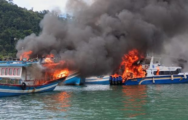 Kapal Cepat Bupati Mentawai Terbakar di Pelabuhan Bungus Teluk Kabung