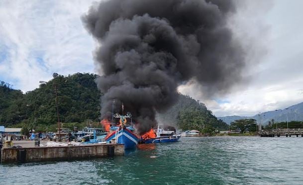 Kapal Ikan KM Makmur 03 Terbakar di Laut Banda, 11 ABK Dilaporkan Hilang 