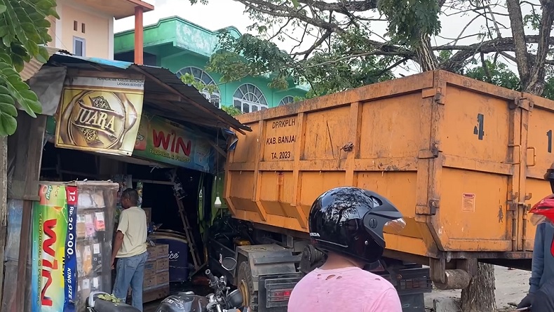 Truk Tabrak Warung di Martapura, Sempat Tersangkut Dahan Pohon