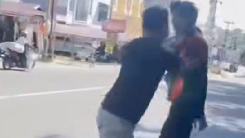 Viral Perkelahian 2 Lawan 1 di Pekanbaru gegara Uang Rp2.000