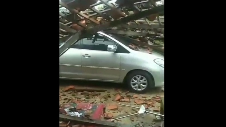 Hujan Deras dan Angin Kencang Terjang Bangkalan, Garasi Rumah Warga Ambruk Timpa Mobil