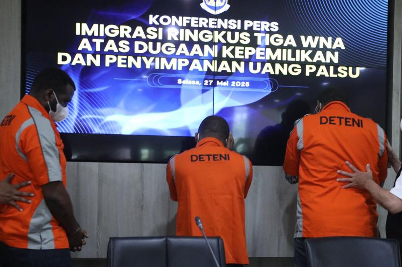 Tiga WNA Kantongi Ribuan Dolar AS Palsu Ditangkap Petugas Imigrasi  - Bagian 1