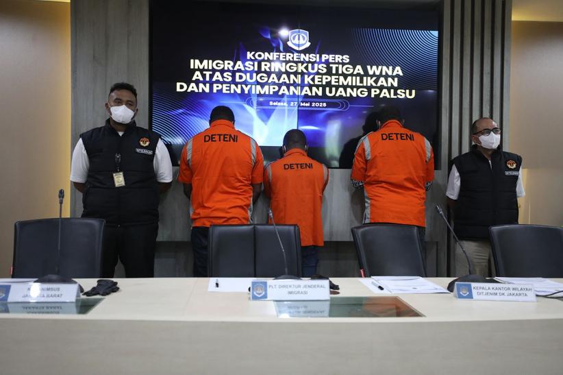 Tiga WNA Kantongi Ribuan Dolar AS Palsu Ditangkap Petugas Imigrasi  - Bagian 2