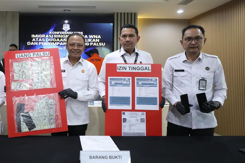 Tiga WNA Kantongi Ribuan Dolar AS Palsu Ditangkap Petugas Imigrasi  - Bagian 4