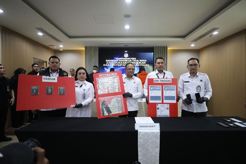 Tiga WNA Kantongi Ribuan Dolar AS Palsu Ditangkap Petugas Imigrasi  - Bagian 3