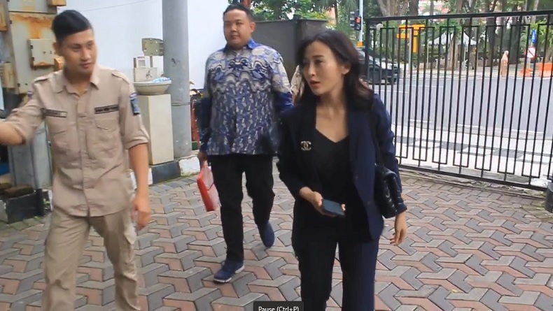 Tim Hukum Jan Hwa Diana Datangi Rumah Dinas Wakil Wali Kota Surabaya Armuji