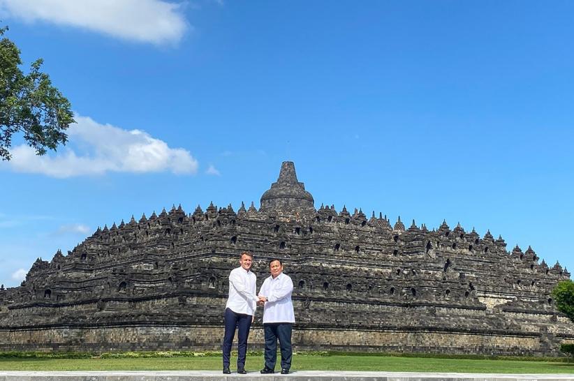Kompak! Presiden Prabowo dan Presiden Macron Berfoto dengan Latar Candi Borobudur - Bagian 1