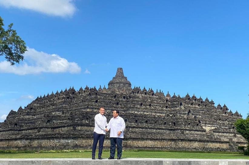 Kompak! Presiden Prabowo dan Presiden Macron Berfoto dengan Latar Candi Borobudur - Bagian 3