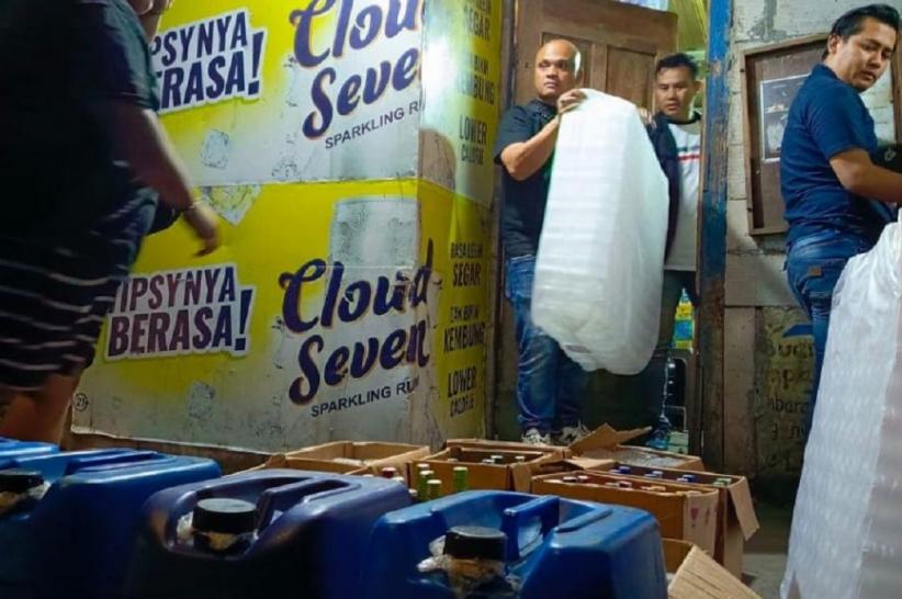 Polisi Gerebek Toko Miras di Bandung, Ribuan Botol dan Jeriken Ciu Disita
