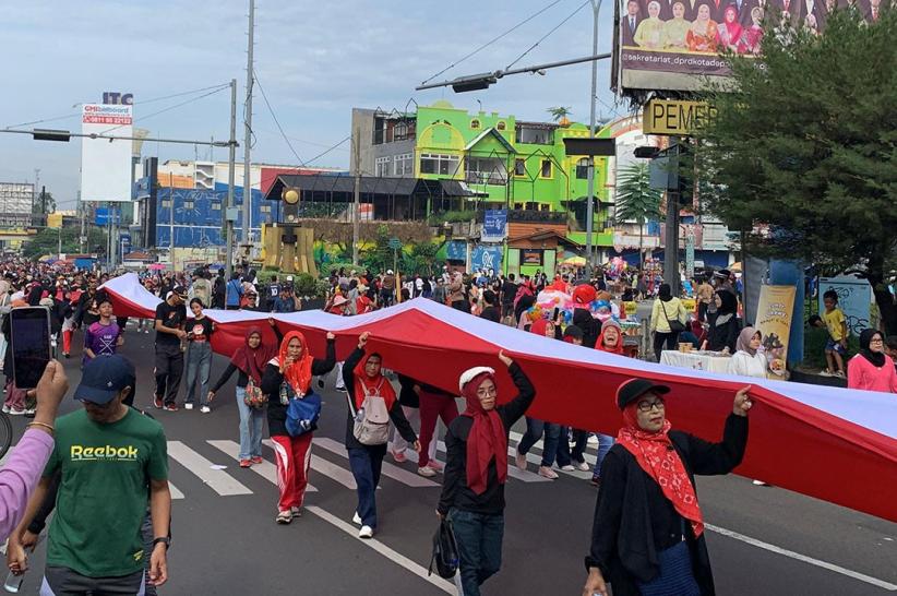 Kirab Bendera Merah Putih 300 Meter Peringati Hari Lahir Pancasila - Bagian 3