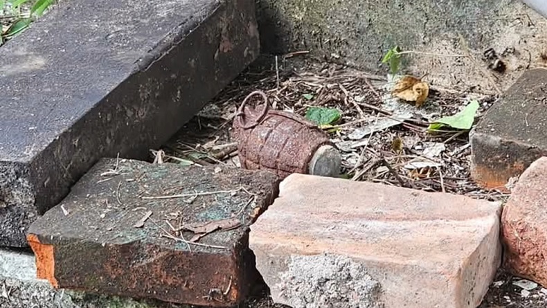 Tuban Heboh, Warga Temukan Granat saat Potong Akar Pohon