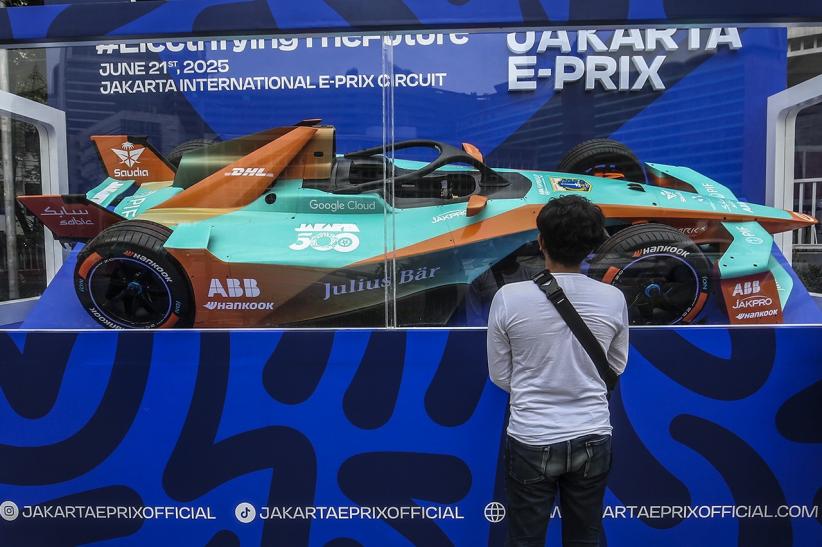 Penampakan Mobil Balap Formula E Parkir di Bundaran HI - Bagian 1